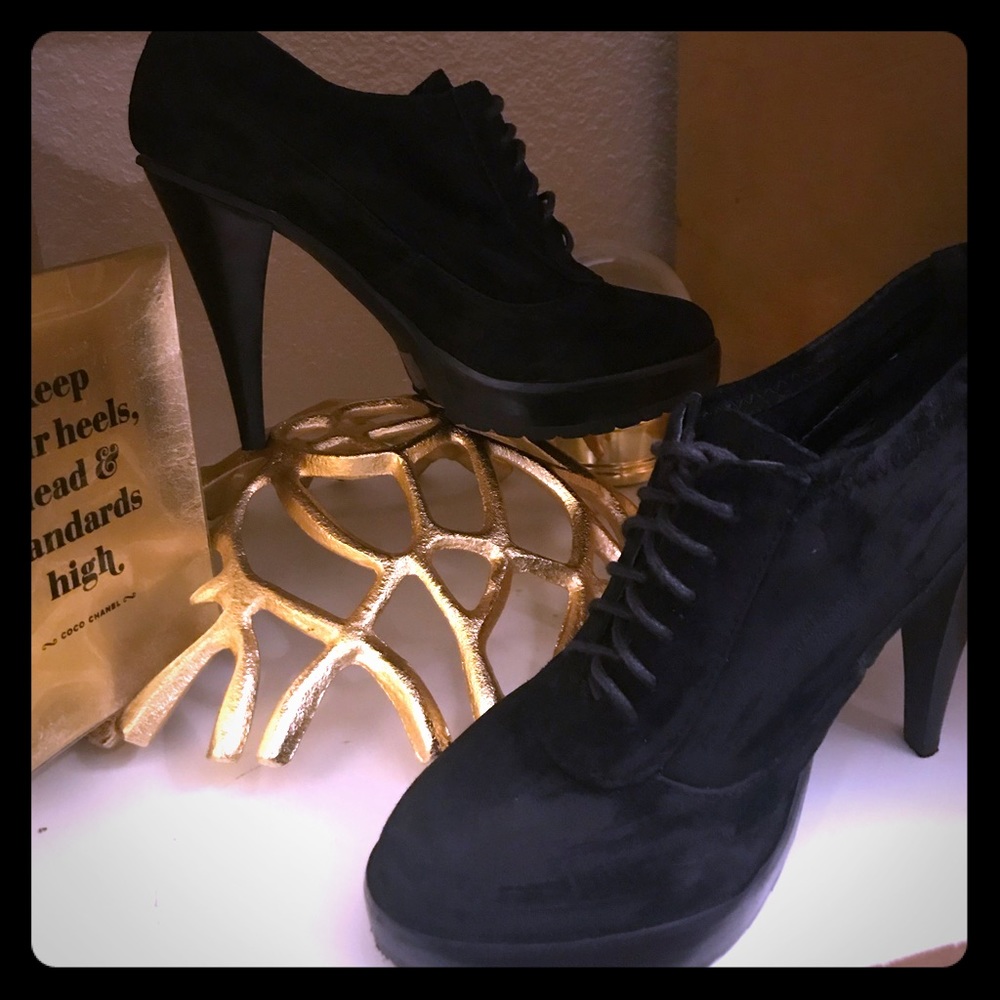 Size 7.5 Black heeled shoes
